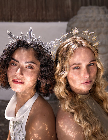 Tiara împodobită cu cristale transparente