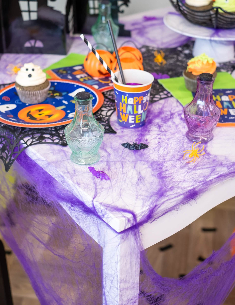 Montaj de masă al pânzei de păianjen halloween pentru decorare