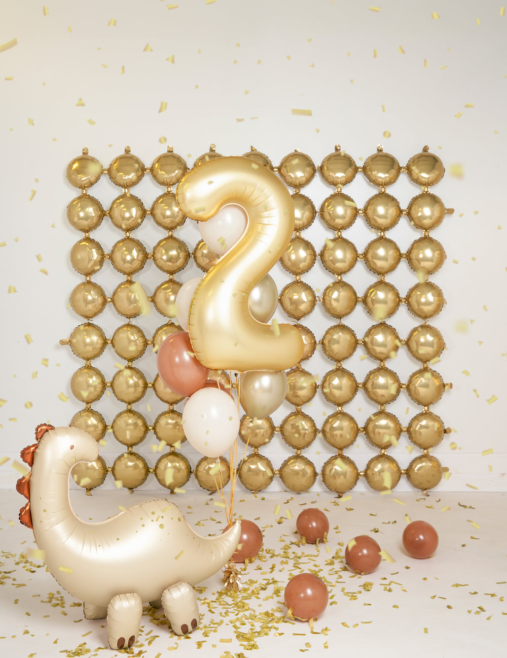 Mise en situation avec ballon chiffre 2 et dinosaure du décor en ballon aluminium double face pour fête argenté et doré