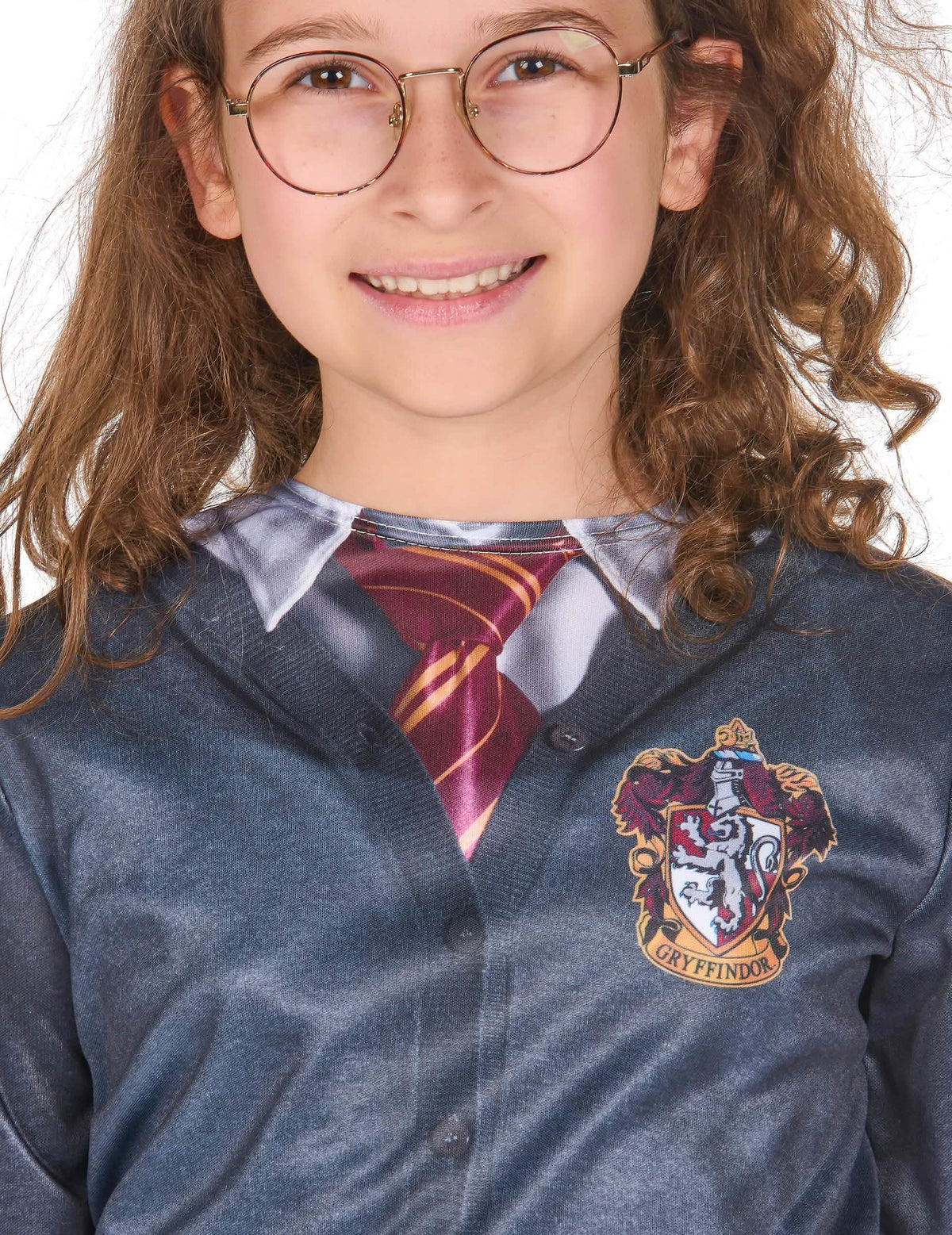Prim-plan pe stema și cravata topului cu fustă Gryffindor Harry Potter