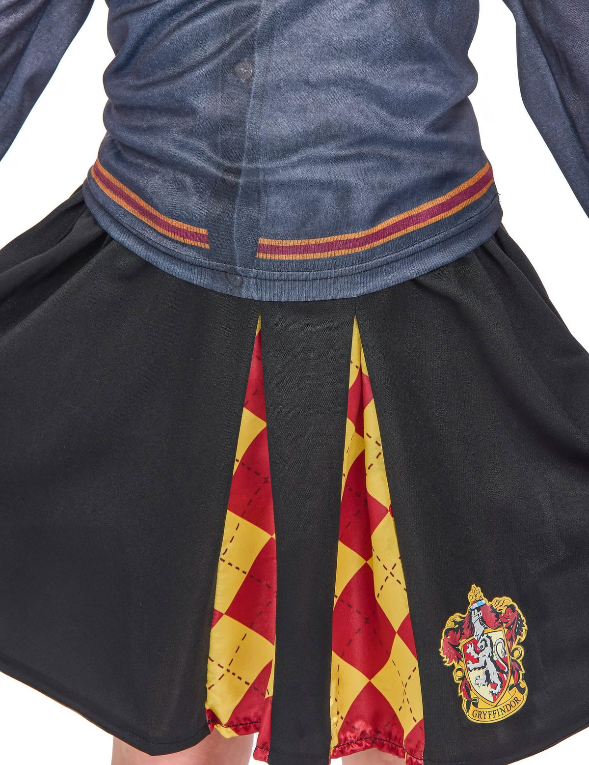 Prim-plan pe pliurile și modelul fustei topului cu fustă Gryffondor Harry Potter