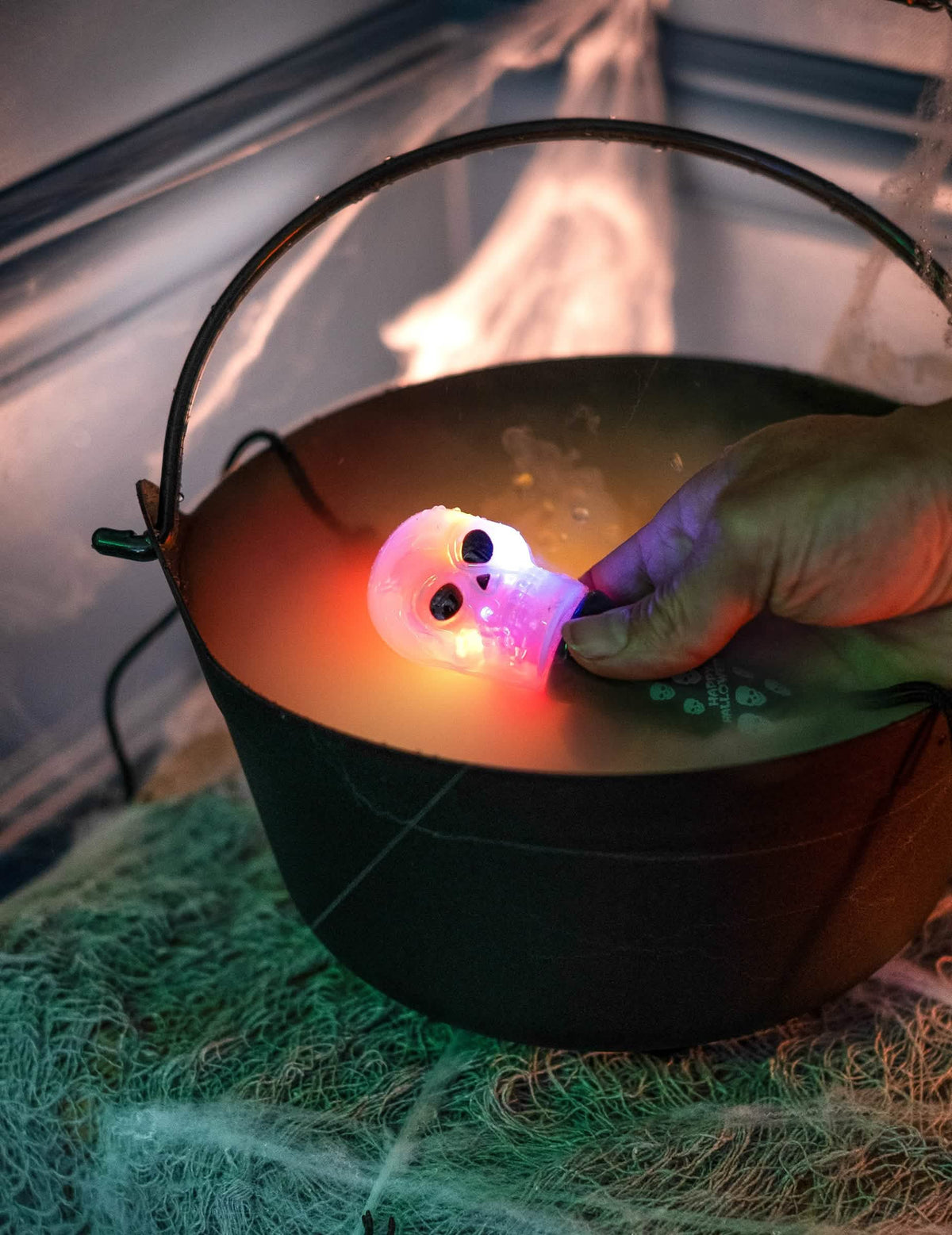 Prim-plan asupra capului de mort luminos al torței spinner luminoase cap de mort