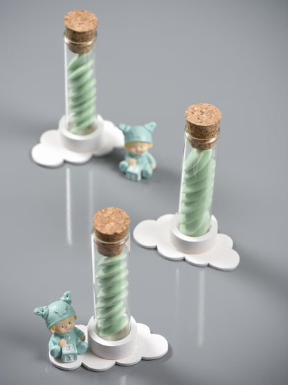Mise en scène avec figurines et supports nuages du tube éprouvette en verre pour décoration