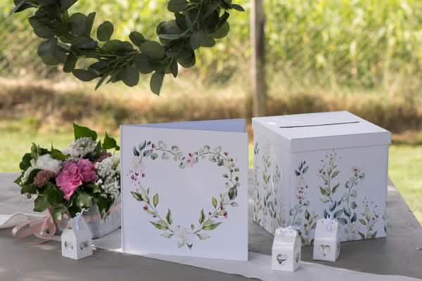 Scenă cu carte de oaspeți a urnei de nuntă din carton cu motiv vegetal alb romantic