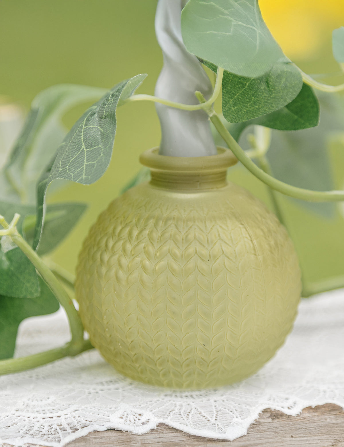 Mise en scène avec feuillage du vase en verre ciselé style bohème
