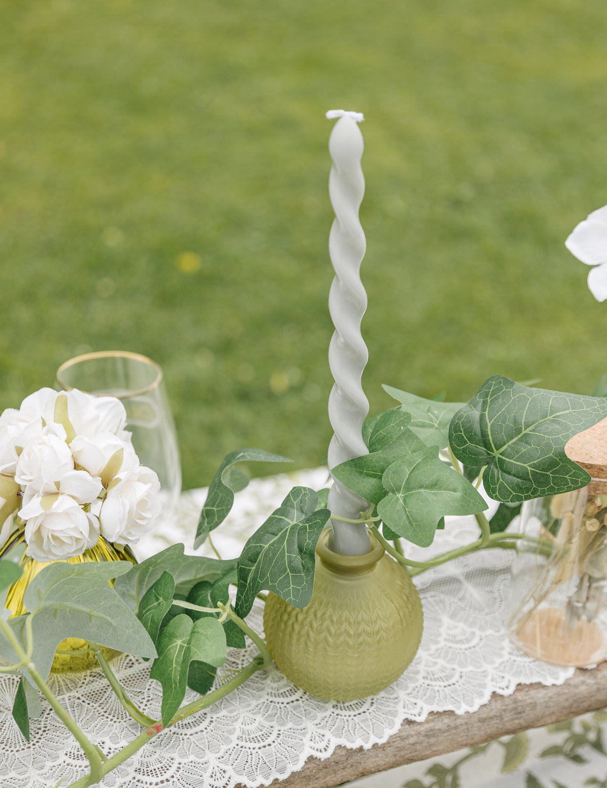 Mise en scène avec bougie torsadée du vase en verre ciselé style bohème