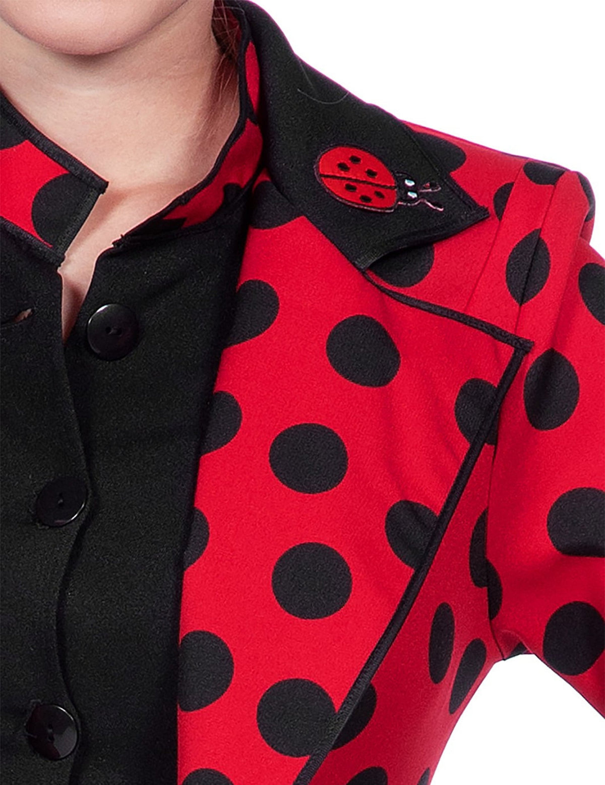 Détail du col et de l'écusson de la veste queue de pie coccinelle