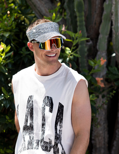 Mise en situation de la visière à strass argentés pour adulte