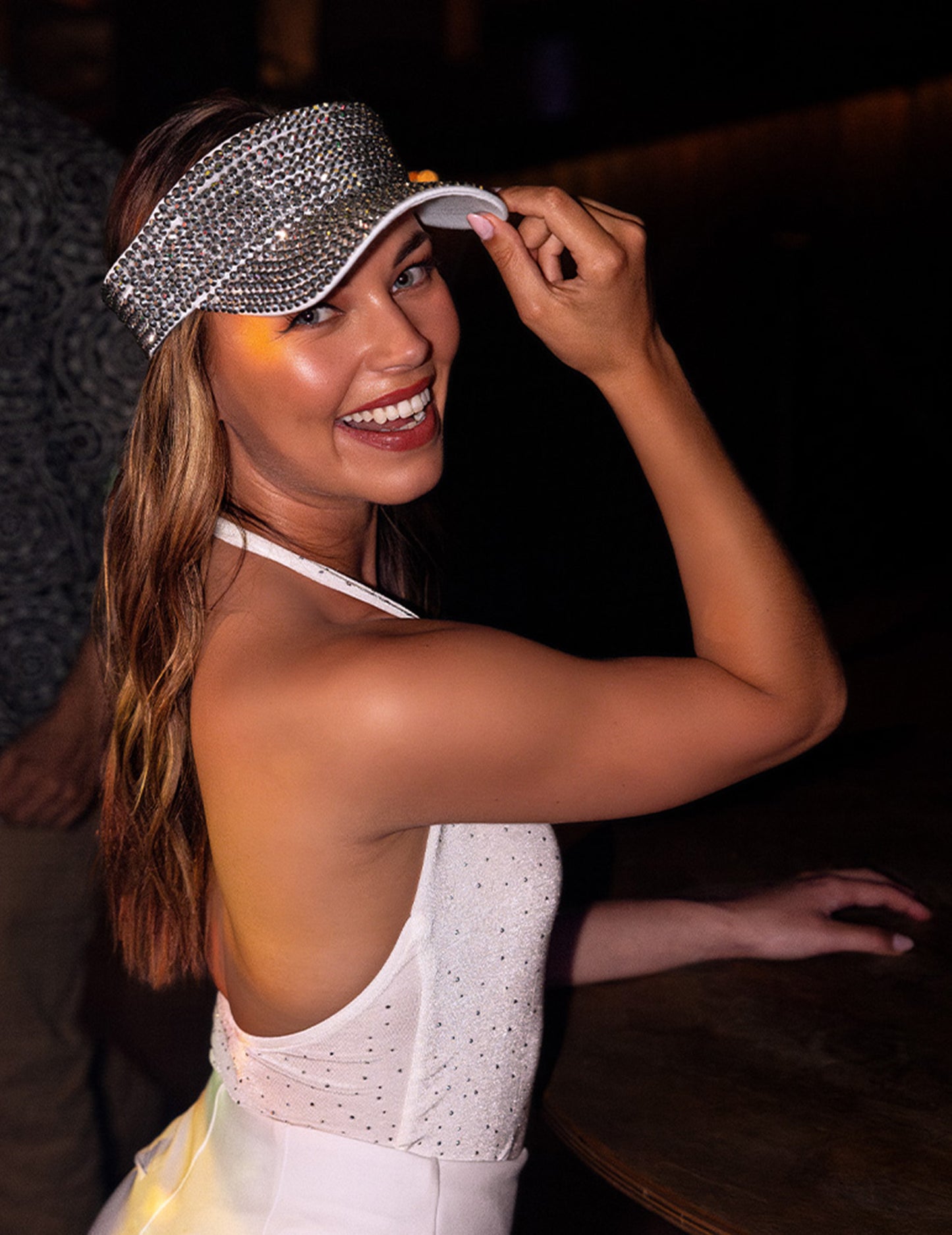 Porté en gros plan de la visière à strass argentés pour adulte